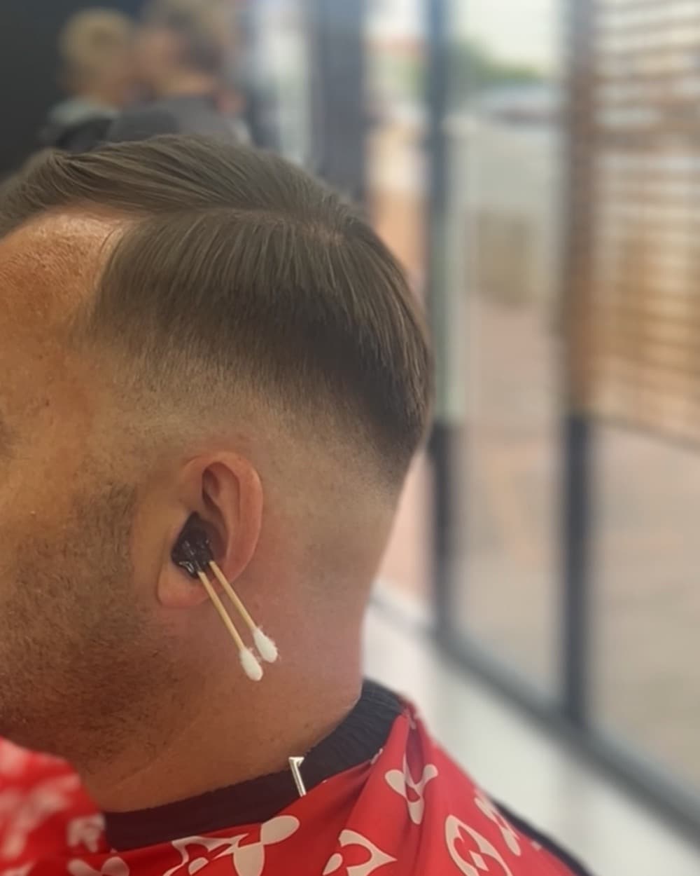 Realizacja: Skin fade z zaczesaniem